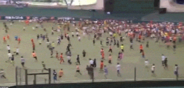 Kotaku's tweet image. Watch 1,700 People Play a Giant Game of Tag:
bit.ly/1t9yOwp