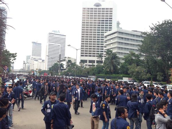 14:36 Imbas kegiatan unjuk rasa di <a href="/BunderanHI/">bunderan hi</a>, Semanggi arah ke Thamrin lalin padat. <a href="/alinashrullah/">ali assegaf</a>