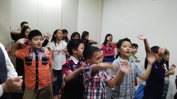 TheOvercomerKid's tweet photo. Overcomer Kids Praise God on Sunday  Service http://t.co/4D5KVJgNOC