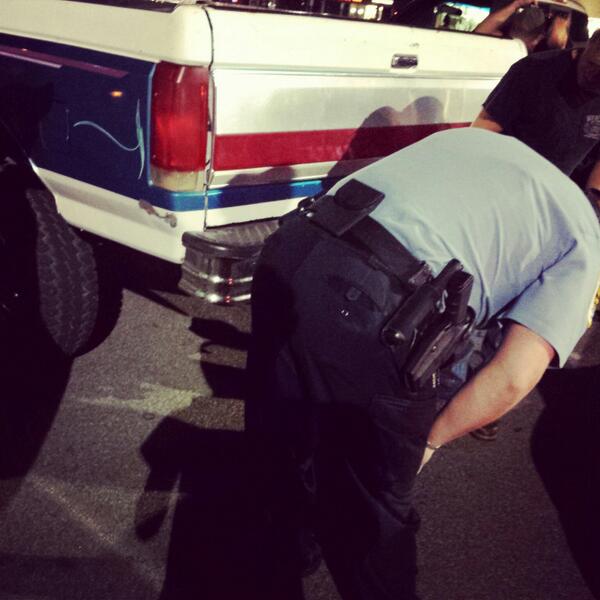 backwoods_308's tweet photo. From the other night when Salem finest likes to measure my truck! #liftproblems#cops http://t.co/60yNq35sHY