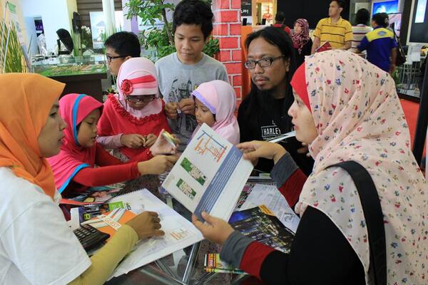 riscon_realty's tweet photo. Riscon @ REI Expo 2014 Stand Riscon Realty ramai pengunjung dalam Pameran Akbar Property Indonesia REI Expo. http://t.co/BrPVx3ffYZ