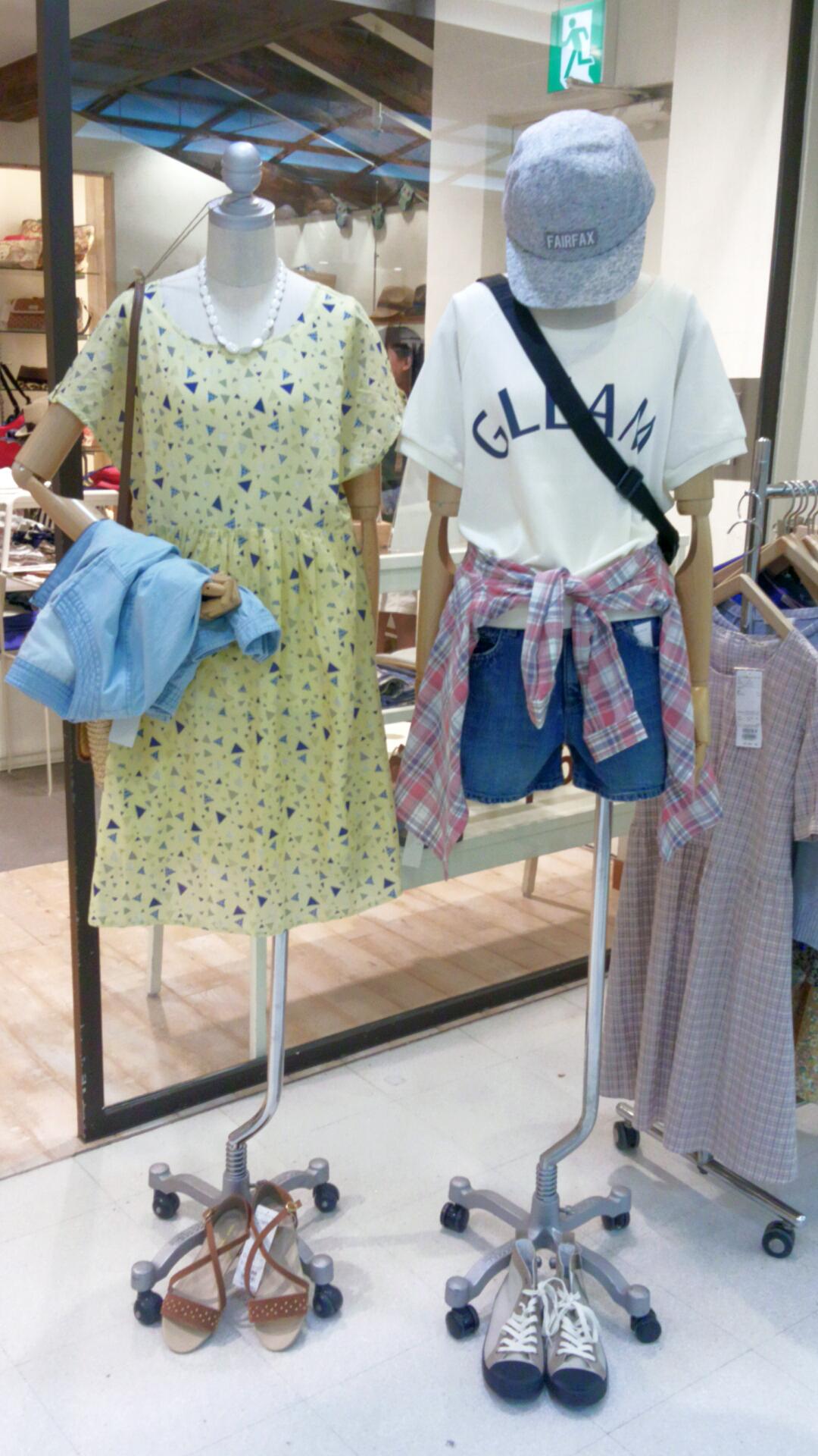 Ehkasopo Press こんにちは Sm2 Ehka Sopo池袋サンシャインシティ店の様子をお伝えします 三角形柄のワンピースは1枚でさらっと着るのが可愛い Tシャツコーデはチェックのシャツを腰に巻いて 今年らしいボーイズスタイルに Http T Co Ehkasopo Press こんにちは Sm2 Ehka Sopo池袋サンシャインシティ店の様子をお伝えします 三角形柄のワンピースは1枚でさらっと着るのが可愛い Tシャツコーデはチェックのシャツを腰に巻いて 今年らしいボーイズスタイルに Http T Co