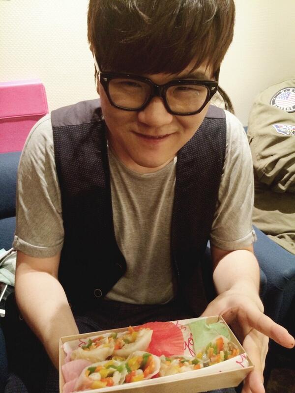 actor_JB's tweet image. 이 귀요미는 누굴까요~ㅋ 
바이브팬분들이 챙겨주신 도시락 맛있게 먹는 용재신!ㅋ