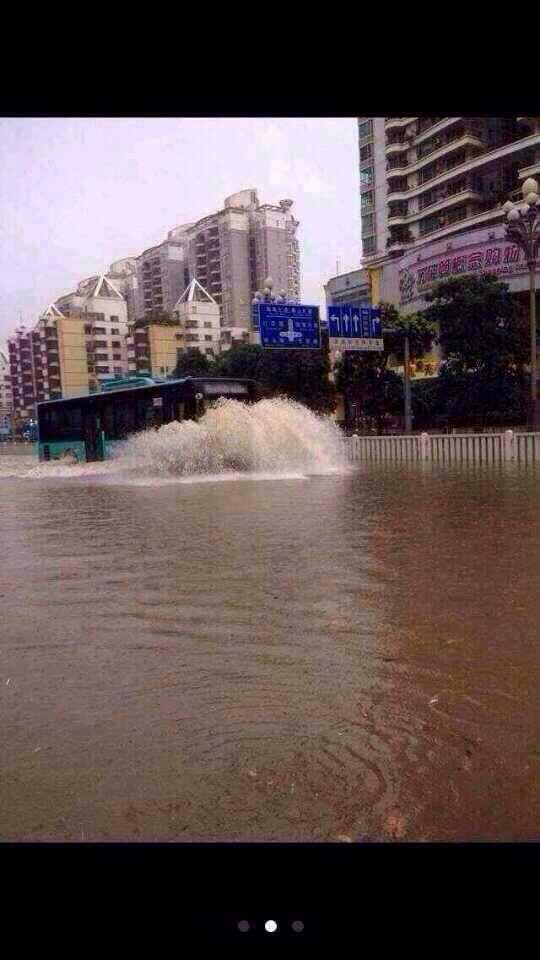 ZhuToTo's tweet photo. .@Tcl_Fail Organisation d'un stage de conduite sous la pluie ? http://t.co/Ph767qsloF