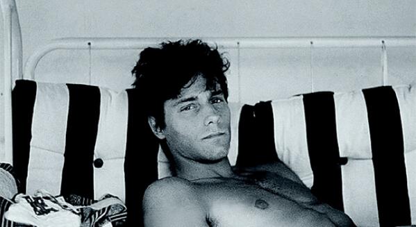 lasmananaskiss's tweet photo. Se nos ponen los pelos de punta al recordar la gran figura de Antonio Vega ¡Hoy se cumplen 5 años de su muerte! http://t.co/J3870UsuUf