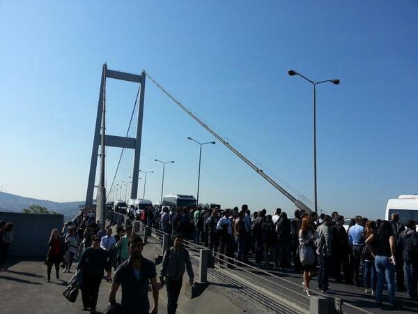 Vatandaşlar köprüde yürüyor! bit.ly/1g0K7of