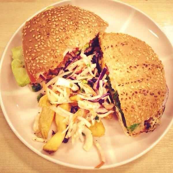 CosmopolitanUK's tweet image. Thank you @gbkburgers for our super speedy burger lunch! #EatBurgersNotTime