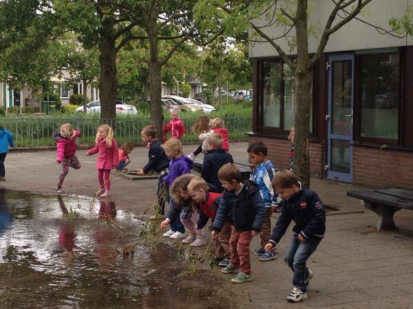 Vervelend zo grote plas op het schoolplein maar het geeft ook wel weer nieuwe mogelijkheden om te spelen.