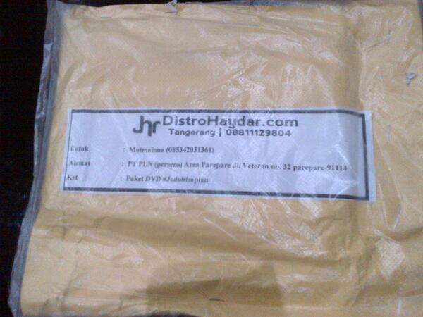 mtmn02's tweet photo. Pas mau pulang kantor, dapat paket dari @jodohimpian makasih min, paketnya sudah tiba :) http://t.co/m2XMUvnHDM