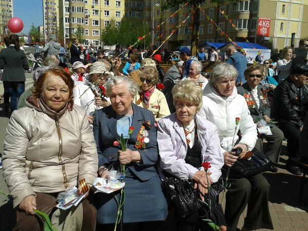После торжественного концерта всех участников праздника накормили кашей (полевой кухней).