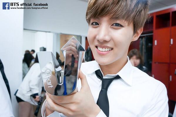 BTS_United's tweet photo. [OFFICIAL FACEBOOK]  #방탄소년단 The 2nd V chart Award 현장 업데이트! #정국 Jhope 22 http://t.co/yUwqH6pKPP