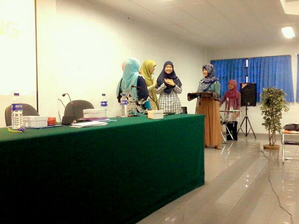 Nursingchamp's tweet photo. Pemberian sertifikat kepada juri LCC #NursingChamp http://t.co/aOAznCOXCs