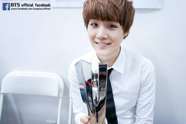 BTS_United's tweet photo. [OFFICIAL FACEBOOK]  #방탄소년단 The 2nd V chart Award 현장 업데이트! #정국 Suga 18 http://t.co/2kg0lFFmaX