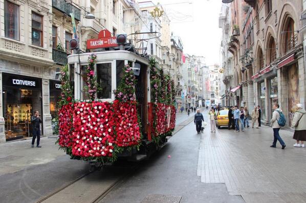 トルコ ボントリップ イシティクラル通りを走るトラムの母の日を記念して花に包まれました Tram Flower Mother Anne 母の日 イスティクラル通り イスタンブール 花 Turkey Istanbul Tramvay Http T Co Hsmqedaddv