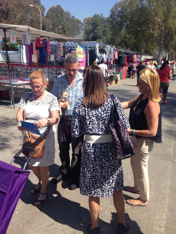 . <a href="/mariviromero/">Mariví Romero</a> y <a href="/MarTorresCasado/">Mar Torres</a> con los vecinos de Martiricos . #Malaga con @Canete2014_ #euromalaga #votapp