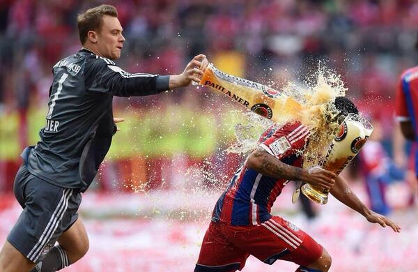 とってぃ チアゴに対する容赦ないノイアーのビールかけが話題にww Http T Co Mcmhsgah7p Twitter