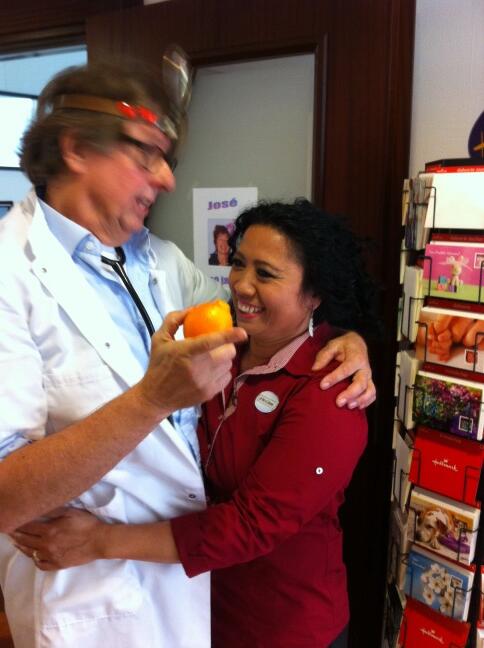 Dokter Bernard met Ginny.