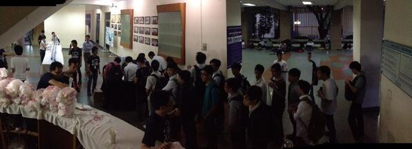 LangstonJessica's tweet photo. Look at this line! Sure to be a packed #hochiminh tech student workshop @SalesforceDevs #s1devweek http://t.co/F7dvQ8A5im