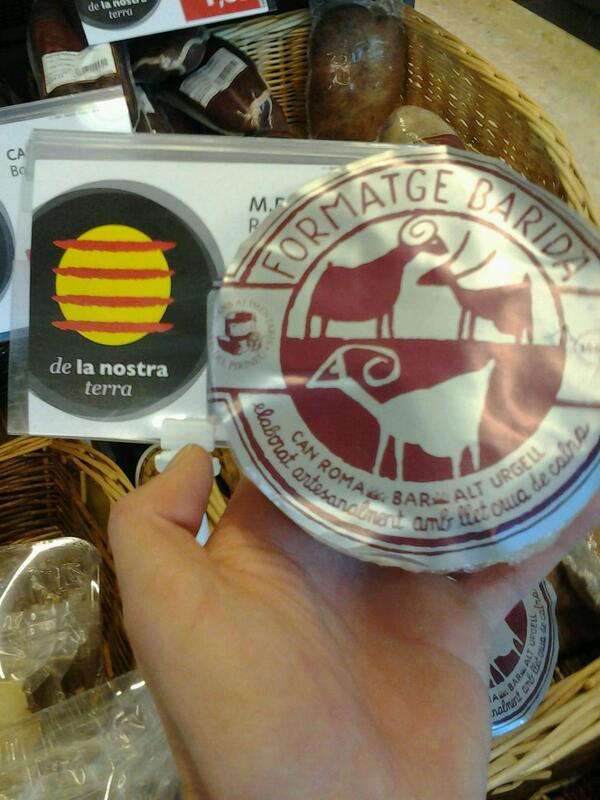 aleixfer85's tweet photo. A la meva ma el millor #formatge del mon! Comprat al @Capraboalp  @caprabo http://t.co/pItB277vCn