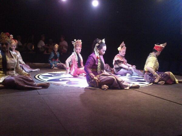 FamilyTravelMY's tweet photo. Great show by Beringin Emas. #theater #culturalshow #makyong #dataranmerdeka #virtualmalaysia http://t.co/pcU8nMEbLq