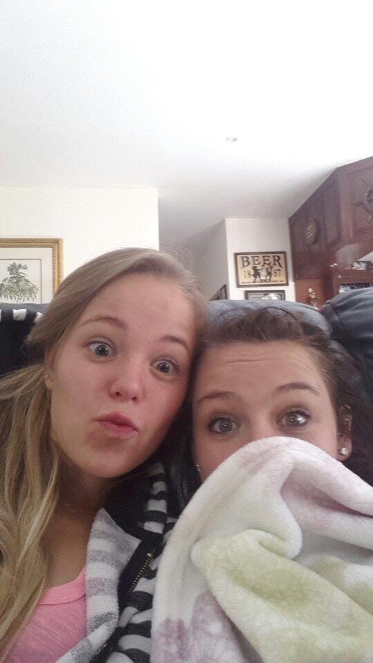 Jess_Snoeks's tweet photo. Birthday chill day ♡ with @MegsHein happy birthday special ♡ I love you xx man in sweatpants ;) http://t.co/kYyNmeocRE