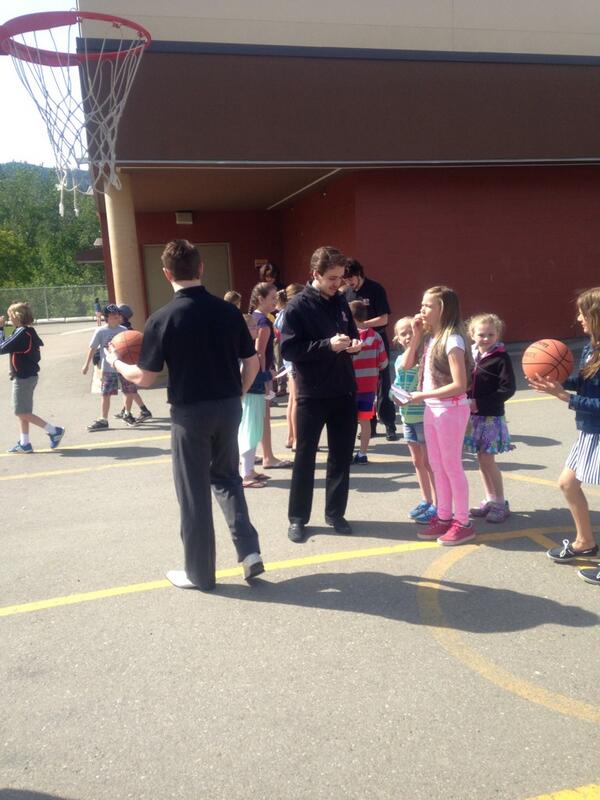 dauphinkings's tweet photo. Recess at Coldstream Elementary School #RBCCup2014 http://t.co/tTeMfVE1V5