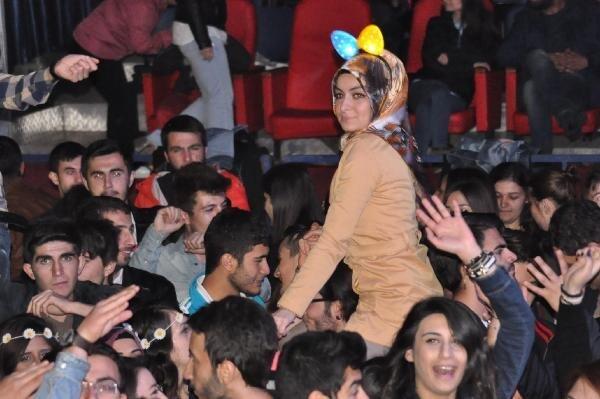 antipersia's tweet photo. #Başbakan'ın #BaşörtülüBacısı #AkGençlik Kopuyor... http://t.co/jrWKgyAACK