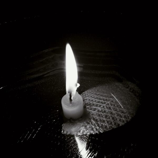 ichatami_'s tweet photo. Waduh mati lampu trus lilin tinggal segini. Tolooonggggg!! :\ http://t.co/lVec4mn8EK