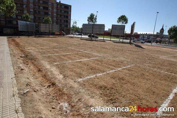 zonacharra's tweet photo. Si crees que este nuevo aparcamiento en #Salamanca es una AUTÉNTICA CHAPUZA haz RT  http://t.co/Q81Cm1YnLa Fotografía de @SA_enfurecida