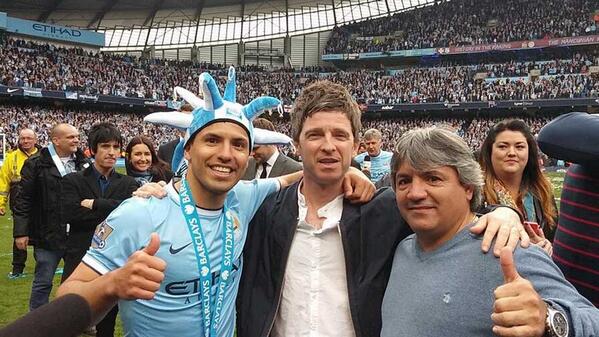 GeneracionB's tweet photo. Rockeros y futboleros @Johnny_Marr @NoelGallagher @aguerosergiokun http://t.co/KiY0HJMz0m http://t.co/G5OCDZYcbk