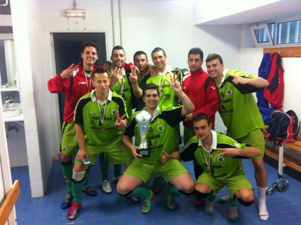 Dlyco's tweet photo. En el vestuario con la ansiada copa http://t.co/0AomBZdSFA
