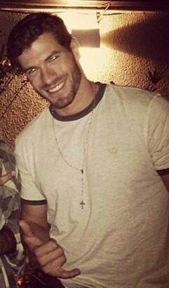 luisxv_'s tweet photo. O modelo Roni Mazon de Luis XV em evento!!! Coleção Inverno/2014!!! 👑🔝 #luisxv #bbb14 #winter2014 http://t.co/ONt3nESE4I