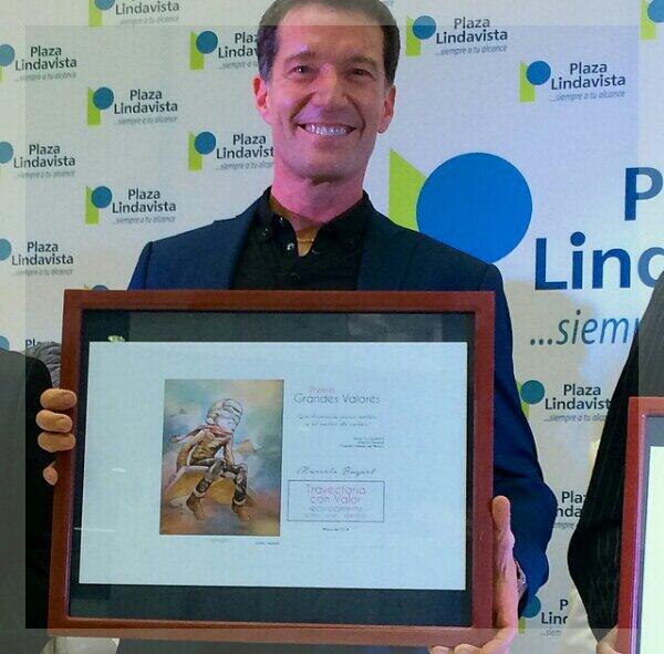 MarceloBFans's tweet photo. Nuestro guapísimo @Marcelo_Buquet recibiendo su premio de "Grandes Valores de México" estamos muy orgullos@s de ti ♥ http://t.co/O2R1piwdVU
