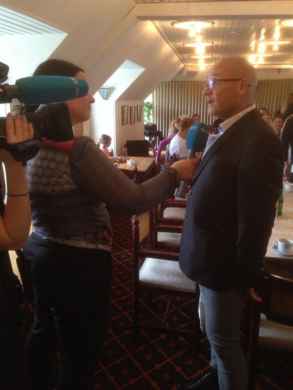vdaler's tweet photo. Lars Jørgensen fra Norwegian kabinforening på basen i København intervjues av NRK Dagsrevyen #parataktiv http://t.co/JxCOPmNvKJ