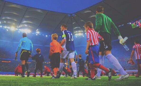 FulhamPhotos's tweet photo. Here's then captain, Danny Murphy, leading the team out. http://t.co/Rg7CBAgHHT