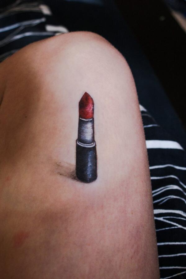 EmilyFinchMUA's tweet photo. Lipstick balancing.... @bodyartonline @LDNMUACONNECT @Snazaroo @BBloggerDaily  planning a 3D face,watch this space http://t.co/5QeqNj1tSN