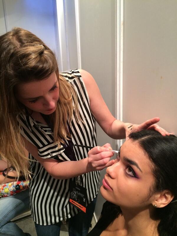 CollReina's tweet photo. Maquillando en el desfile de L'Oreal http://t.co/JI5IHEKIjf