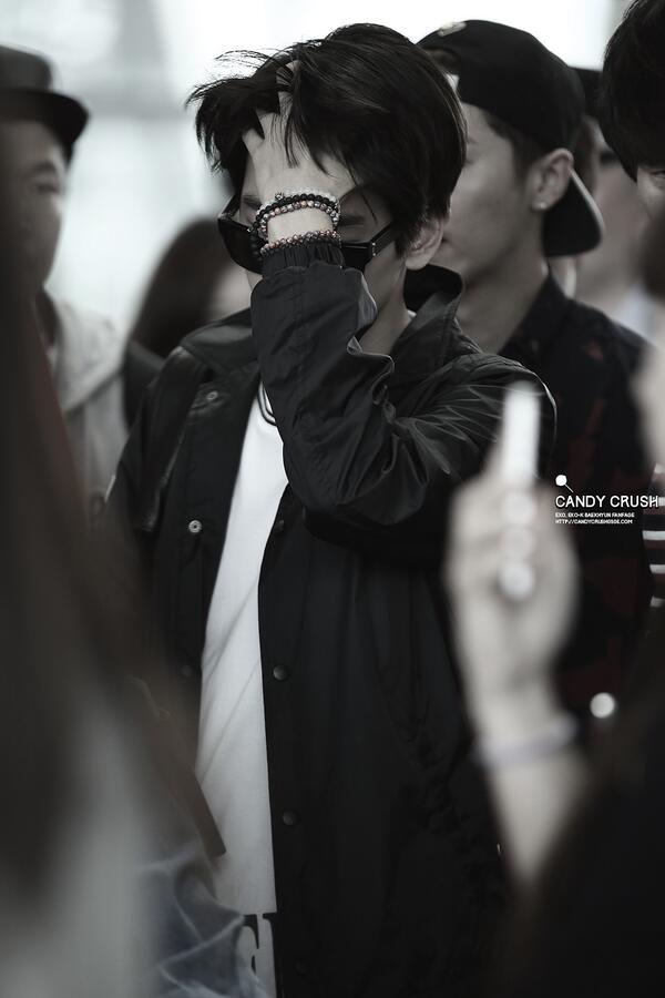 YaTuhan ini muka ketutupan tangan tp kurang ajar "<a href="/baekhyun_th/">변백현THAI!</a>: [PIC] 140512 Baekhyun - Airport ©candy crush #백현TH "