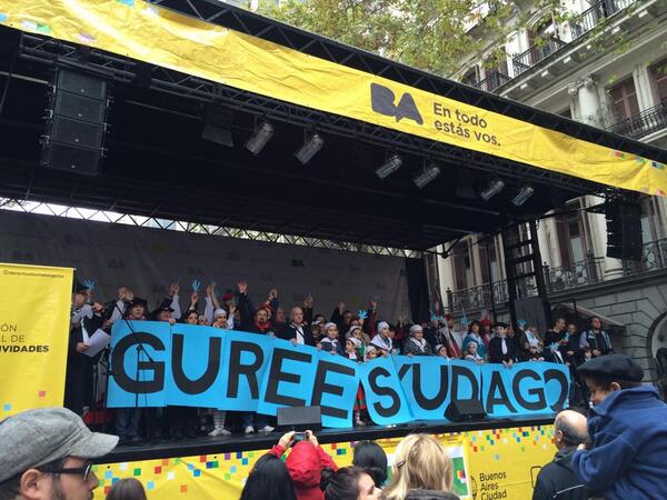 LauraEtcheverry's tweet photo. @GureEskuDago desde Argentina, también "está en nuestras manos"
¡¡Jende zoriontsua, herri libre batean!! http://t.co/VvjYICUYHB