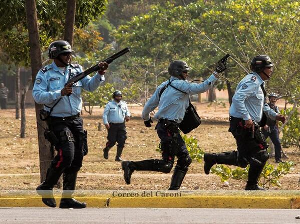 MaisdulinY's tweet photo. Represión a fuerza de 9mm? funcionarios de la PEB en Alta Vista #Guayana #12M http://t.co/0Q4ZT0fhcY