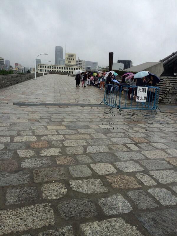 121510020111's tweet photo. ジュンスグッズ7時の時点で30人ほど！どんどん皆並んでますー(・ω・)ノ http://t.co/R0cstAoHQf