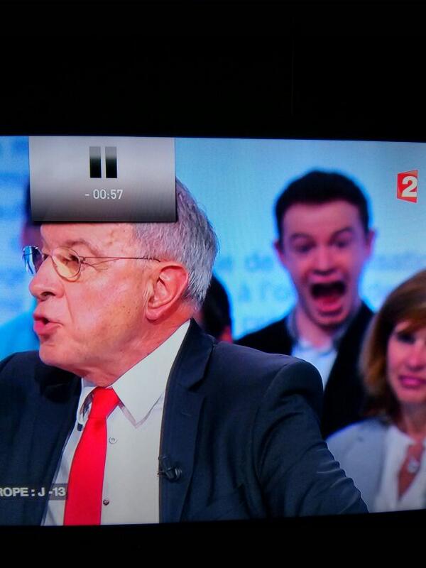 TwiBow's tweet image. ALERTE Reloud dans #MotsCroises derrière alamassour qui fait des grimaces depuis le début de l'émission #sortezLe...