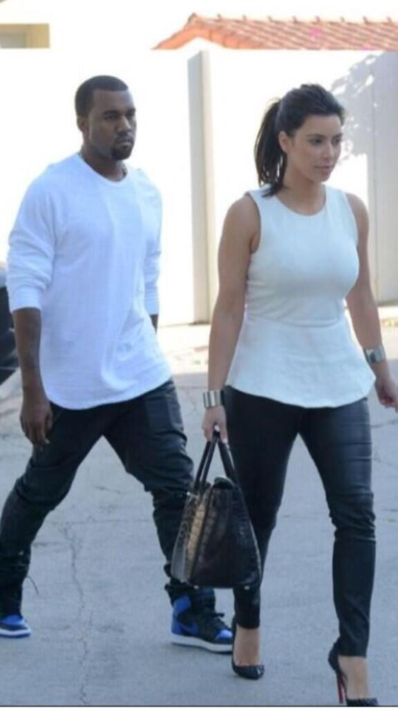TrapHouseMario's tweet photo. " I dare one of your sisters to attack me like solange did to jay Z " http://t.co/TXJkT6RjXz
