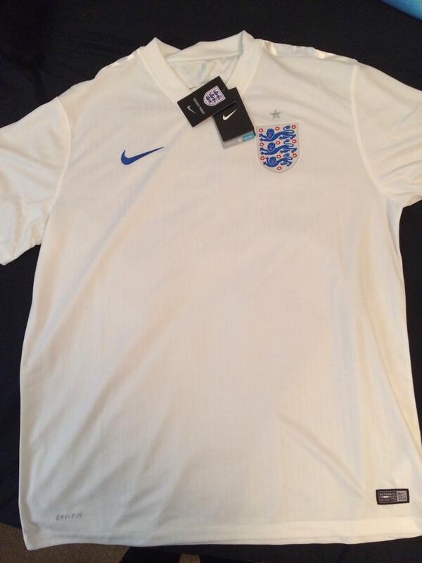 ReadIntFootball's tweet image. To be in with a shout of winning this England shirt FOLLOW us and RETWEET this tweet. Simple as you like.