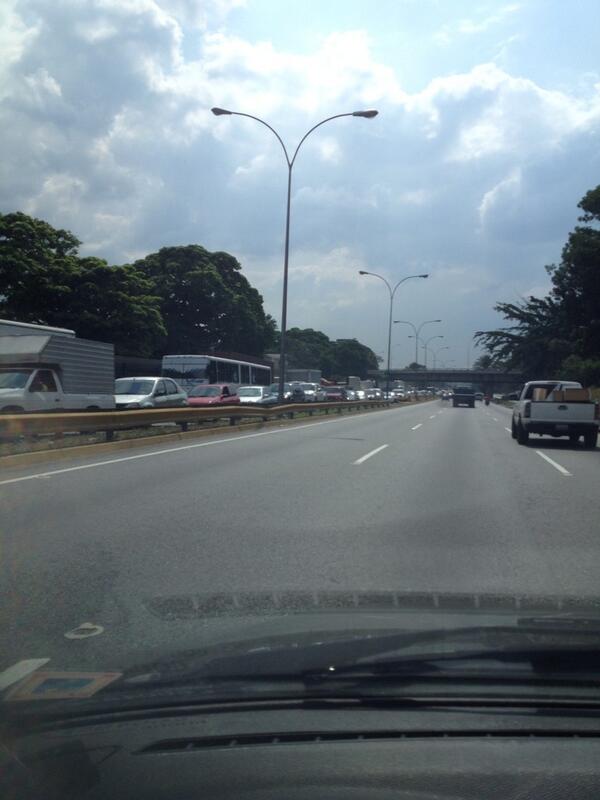 protestasgg's tweet photo. "@ReporteYa: #12M 2:20 pm Estacionamiento en #AFF O-E desde #Altamira hasta #LaUrbina ; E-O libre http://t.co/iAsqxiS0hd vía @raercon"