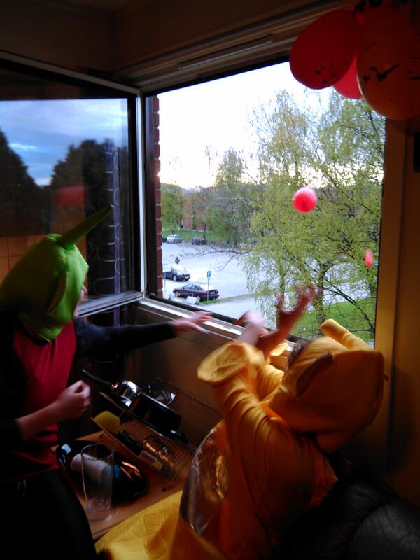 eldorad_o's tweet photo. Attack of the teletubbies #prokrastinering #småbarnenklegleder http://t.co/bFMUEtKTg3