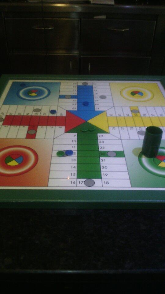 marinalohe's tweet photo. Echando una buena tarde jugando al parchis, con muy buena compañía.. Tequieroo bonito @juanitomartin25 #cousin! http://t.co/15zRgM4fz2