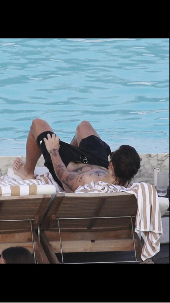 stylesstalking's tweet photo. HOW IS NOONE OBSESSING OVER THIS PICTURE http://t.co/8nOvFWHPnT