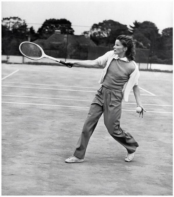 PereVallK's tweet photo. Hoy cumpliría 107 años Katharine Hepburn. Podía haberla puesto con Spencer, pero la prefiero así, independiente. http://t.co/X471rQyOLi