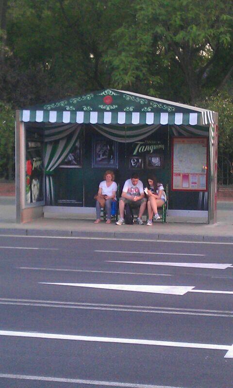 joselu_bs's tweet photo. Esto es una parada de autobuses y lo demas tonteria!! Jajajaja http://t.co/e56VwhUFWU